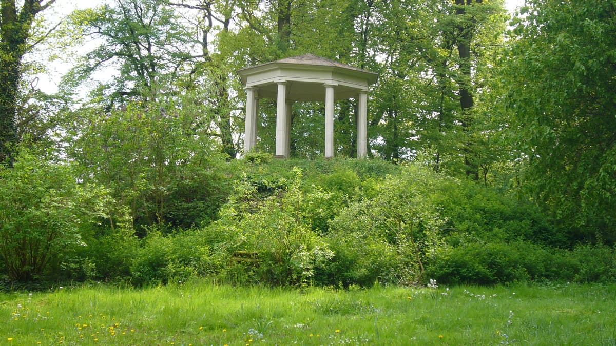 Ansicht des Tempels im Schlosspark Wrisbergholzen