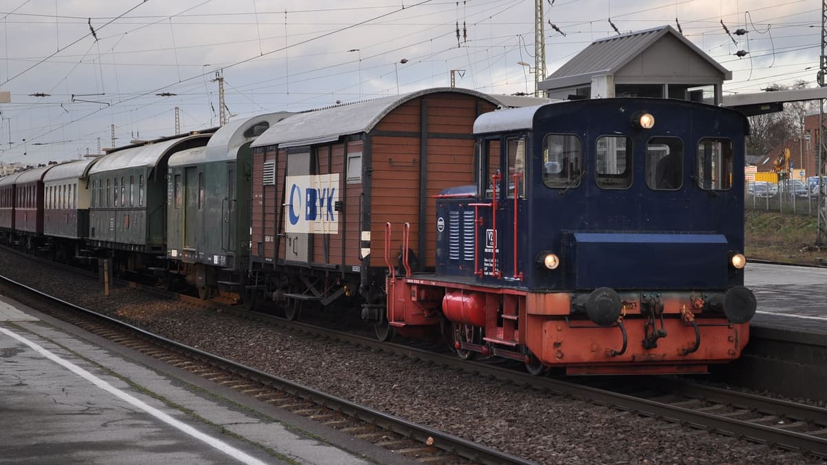 HSW Lok 5 mit Zug im Bahnhof Wesel