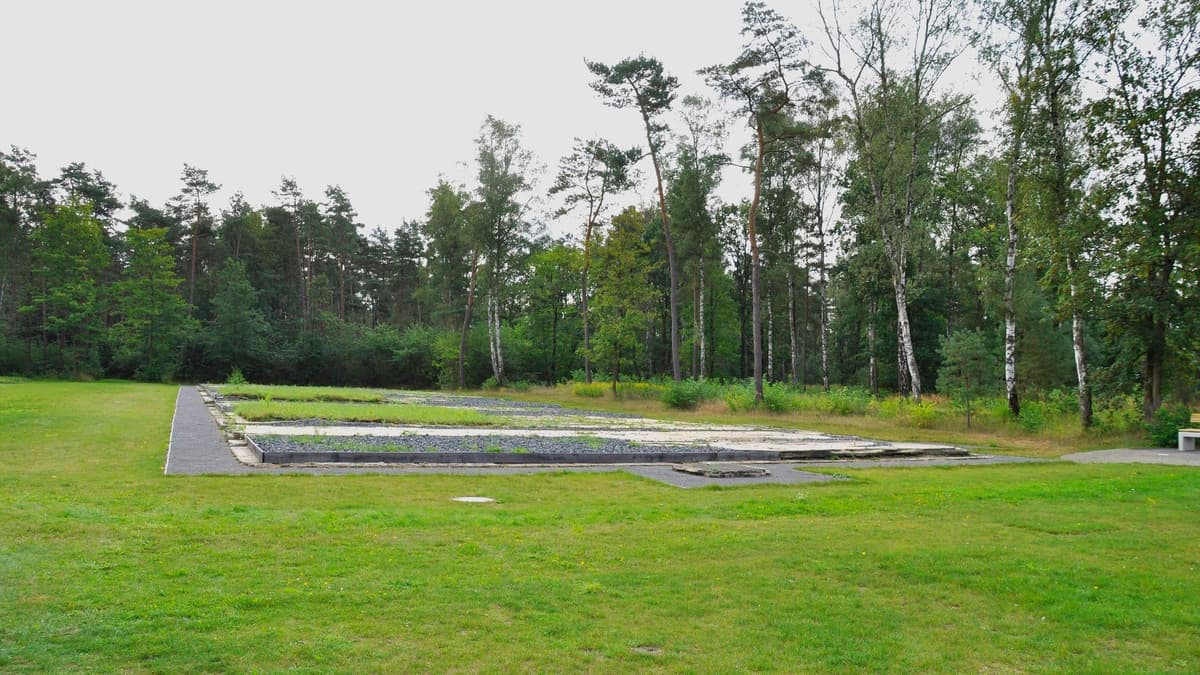 Blick auf freigelegte Fundamente von Baracke 10
