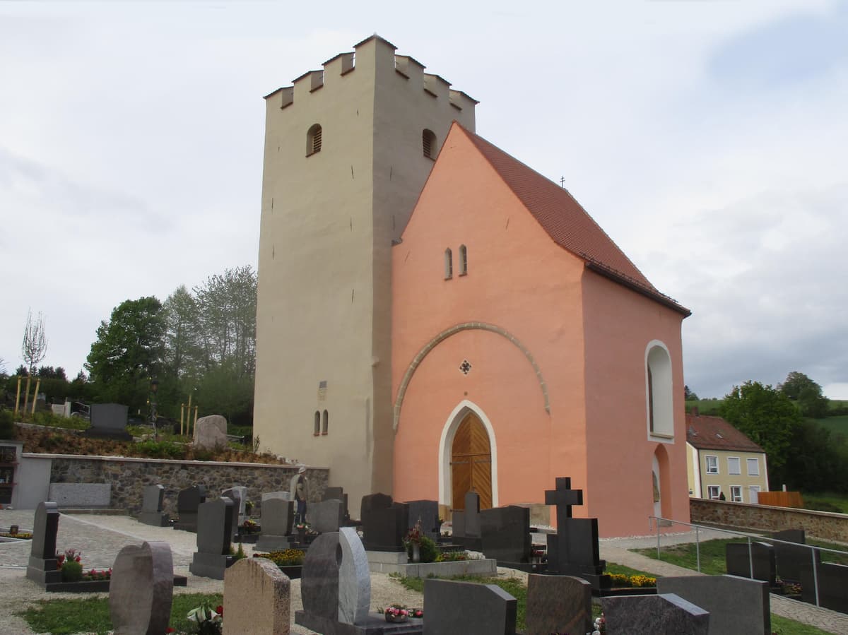 Versöhnungskapelle mit Sachsenturm