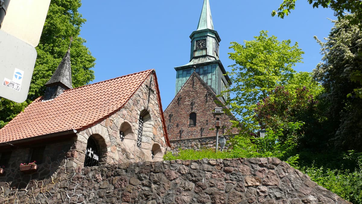 Ehrenhalle mit Kirche