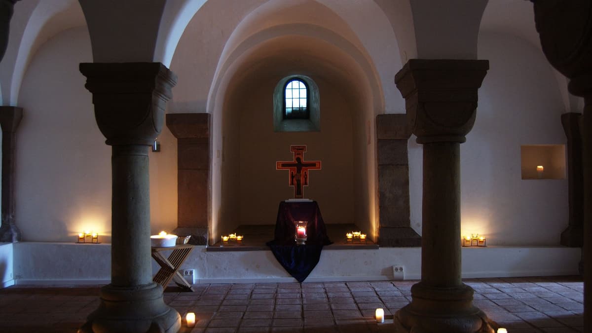 romanische Krypta nach Osten