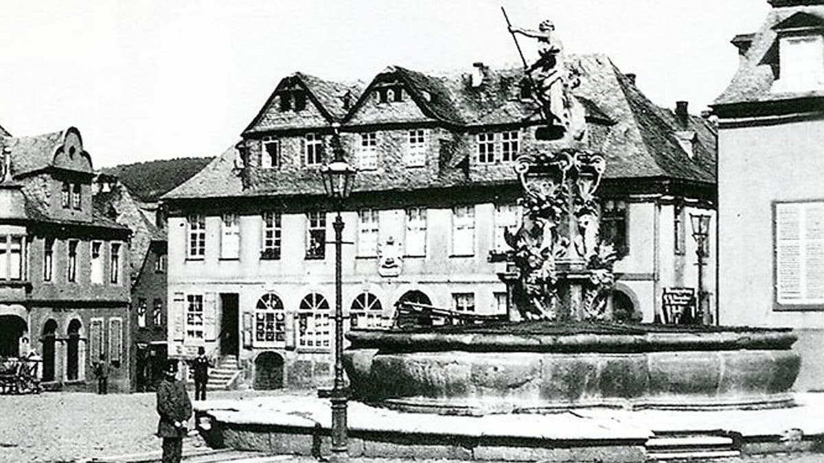Die West- und die Nordseite des Weilburger Marktplatzes mit dem Neptunbrunnen, um 1900