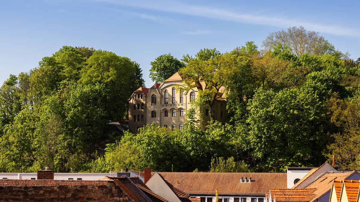 Blick aus der Altstadt auf die Jahnhalle