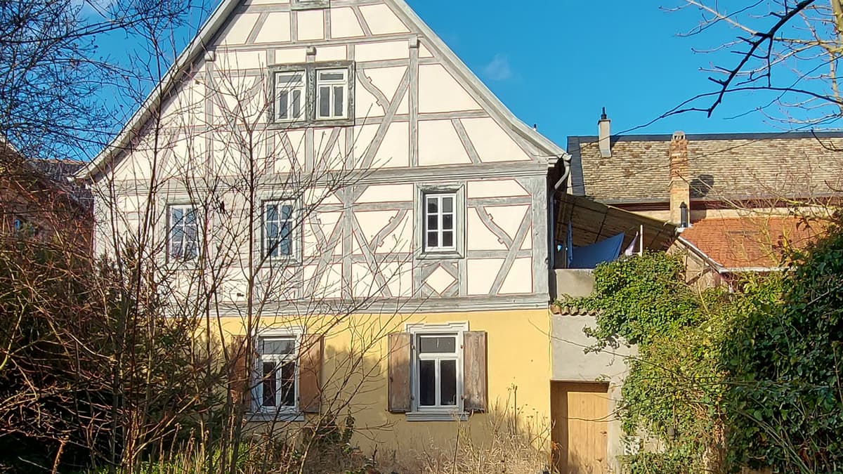 Giebelansicht mit Garten