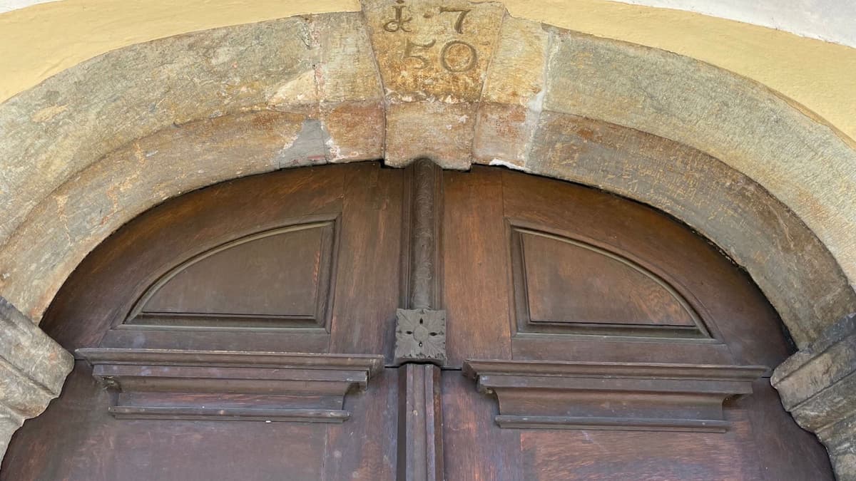 Portal mit Jahresangabe "1750"