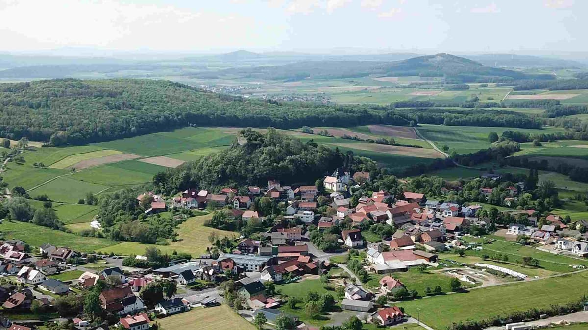 Ruine und Dorf Haselstein