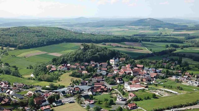 Burgruine und Eselskeller Haselstein