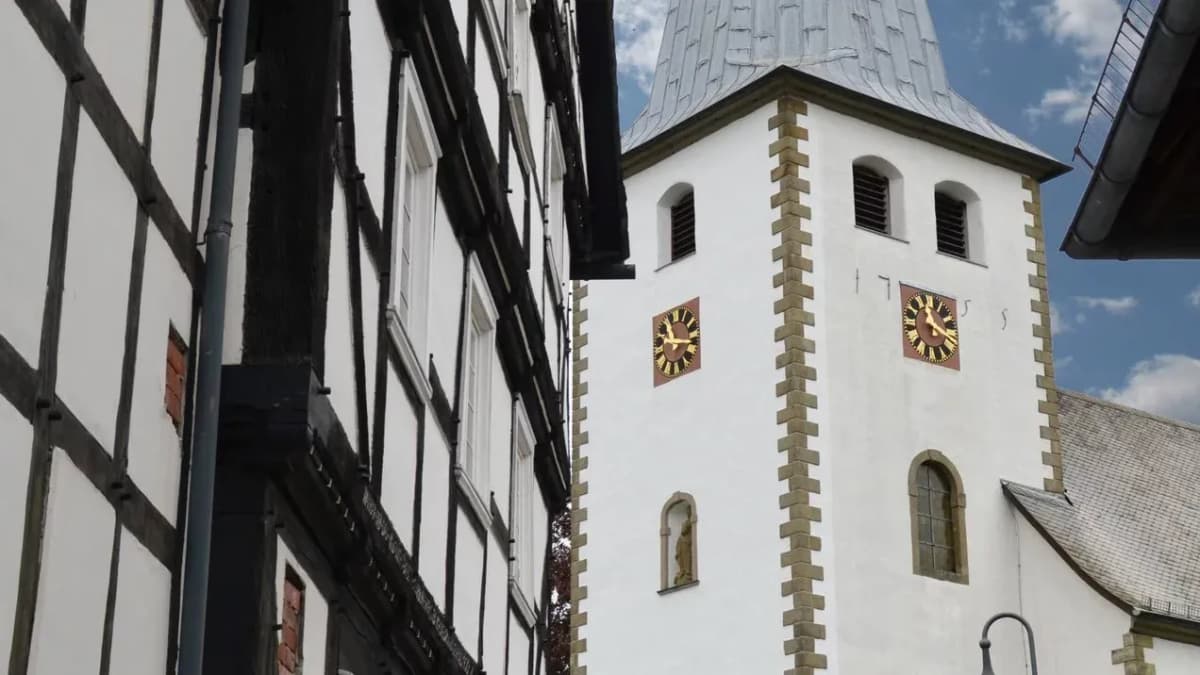 St. Jakobus gerahmt von Fachwerk