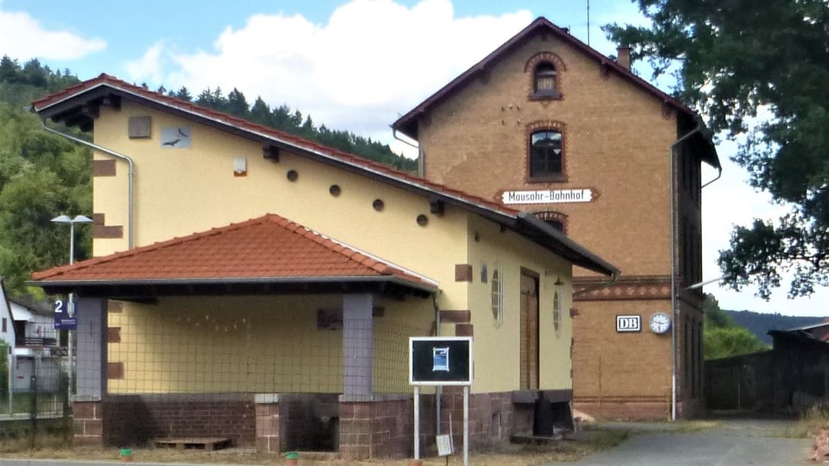 Mausohr-Bahnhof von Süden