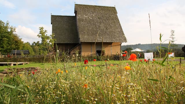 Stadtwüstung Nienover mit rekonstruiertem Mittelalterhaus