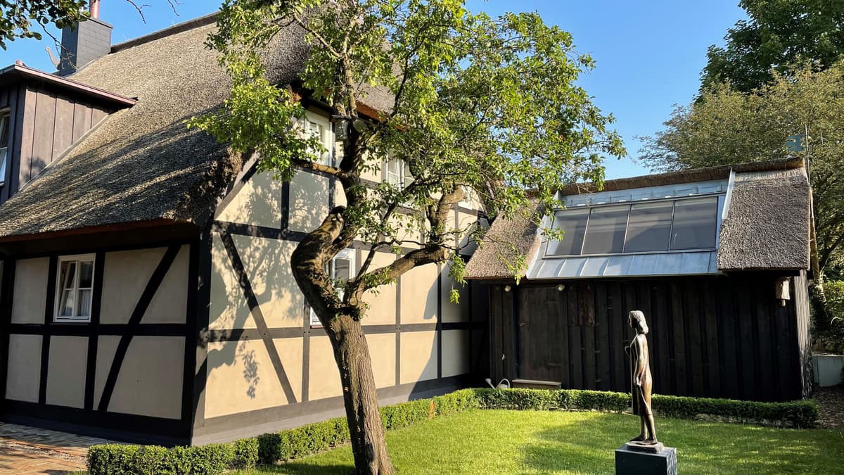 Innenhof mit Atelier und Skulptur „Ursula“