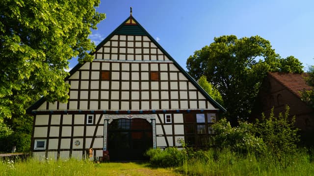 Historische Hofanlage mit Deelenhaus und Scheune