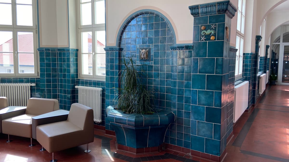 ehemaliger Trinkbrunnen und verzierte Wandfliesen