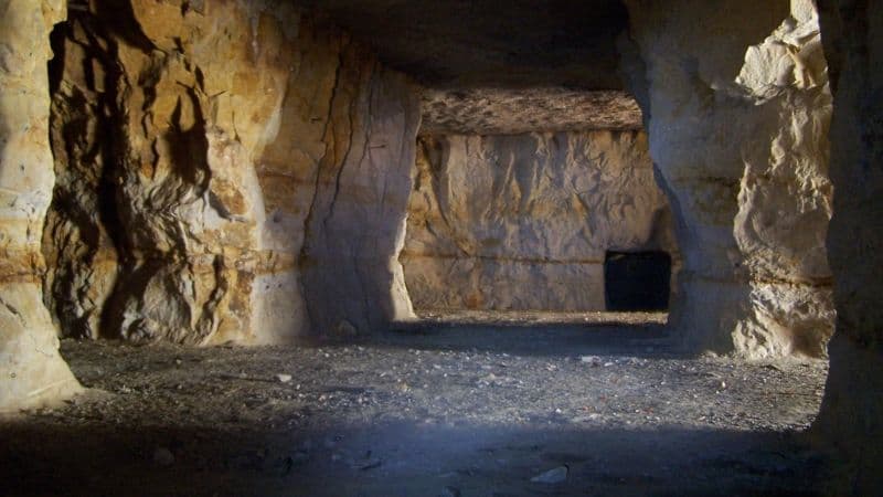 Von Häftlingen des Konzentrationslagers in den Sandstein gehauener Stollen.