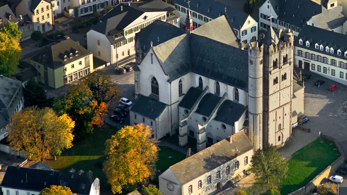 Ehemalige Stiftskirche Münstermaifeld aus Nord-Westlicher Richtung