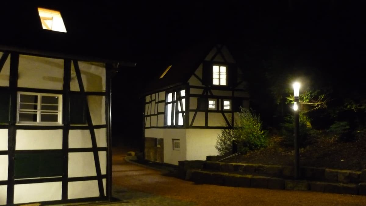Haupthaus / Nebenhaus / Nachtsituation