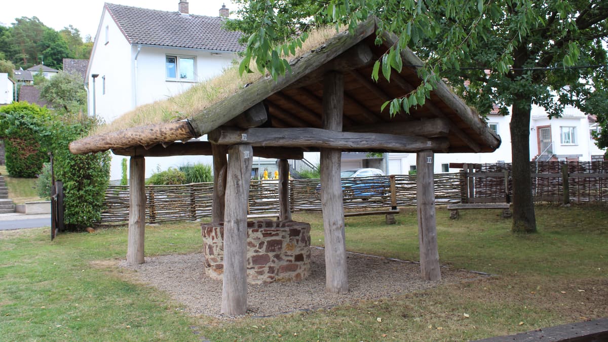 Brunnen mit Überdachung