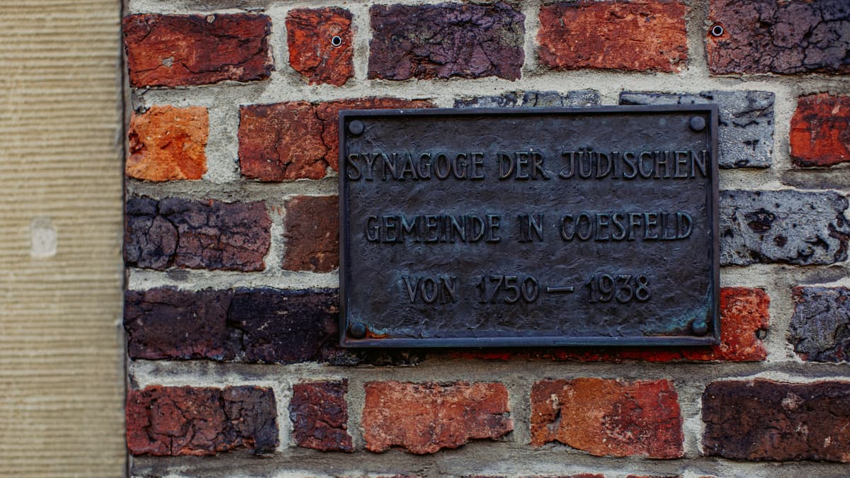 Bronzetafel an der Alten Synagoge