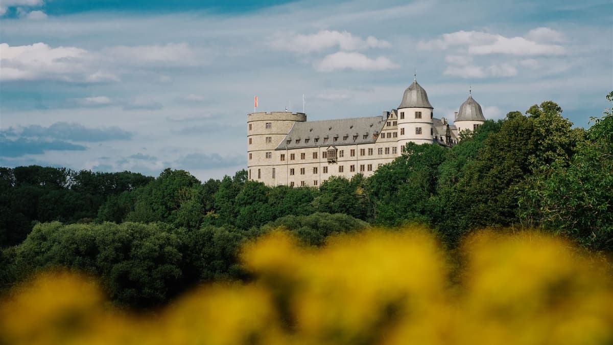 Die Wewelsburg auf einem Bergsporn über dem Almetal.