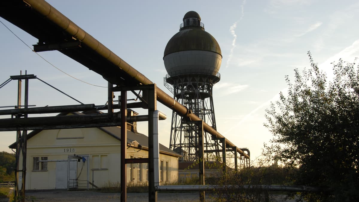 Umformerstation mit Kugelwasserturm