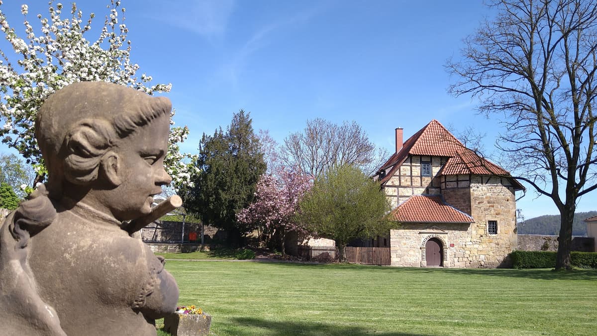 Innenhof mit Putte und Gelben Haus