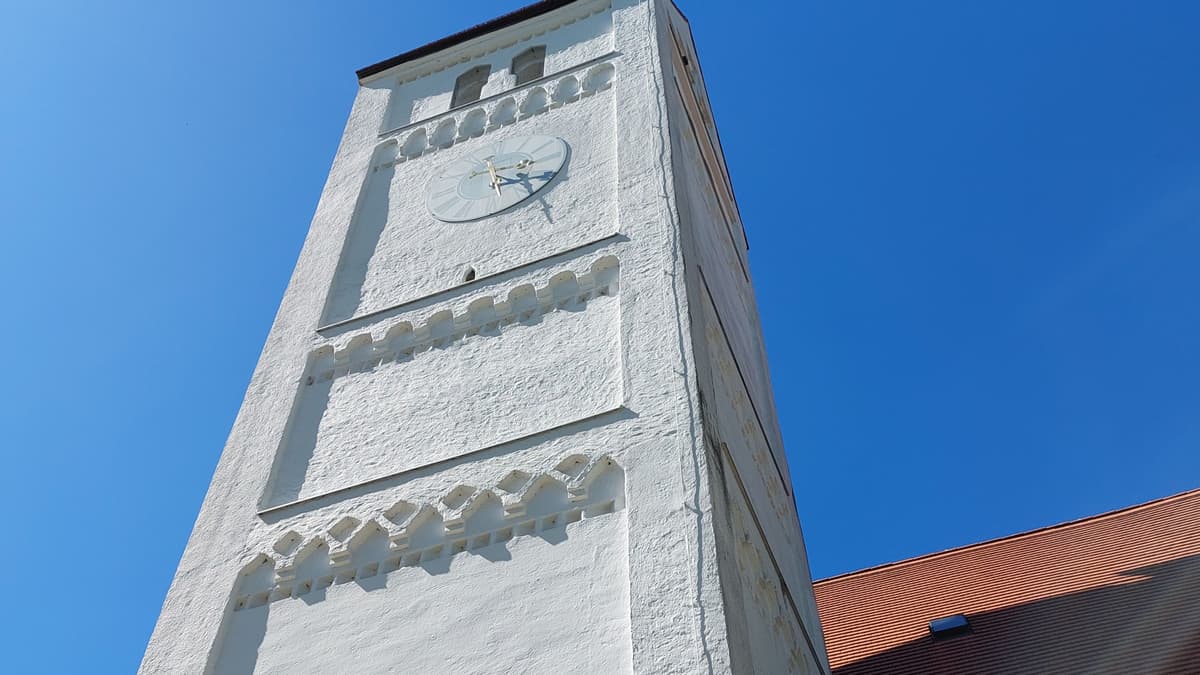Romanischer Turm der Pfarrkirche St. Quirin