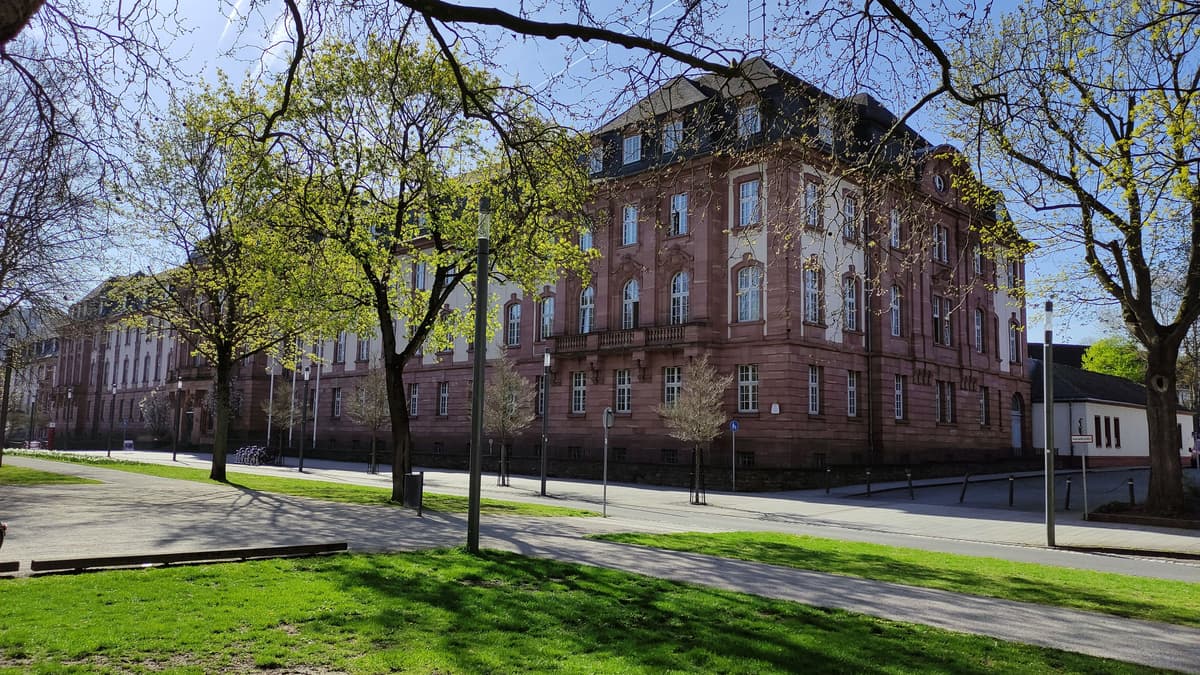 Dienstgebäude seitlich