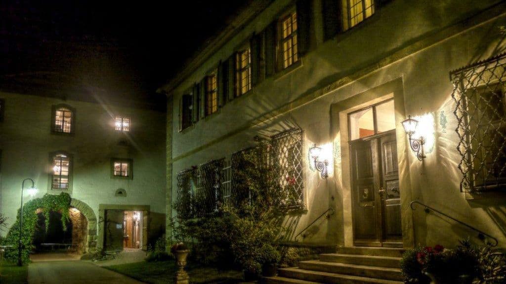 Hauptgebäude Schloss Seehaus bei Nacht