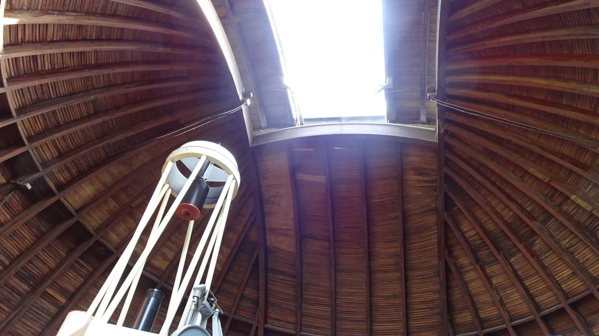 Forststernwarte: Dach mit Cassegrain-Spiegelteleskop 500/10 000 aus den 1970er Jahren