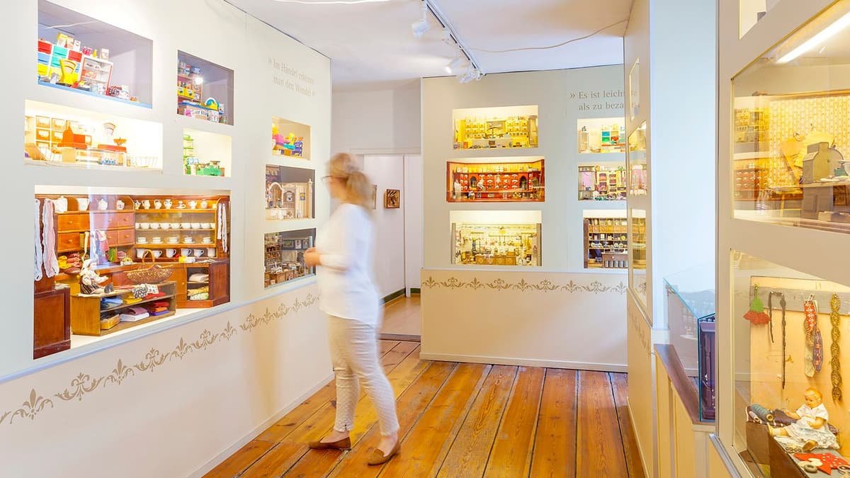 Präsentation historischer Puppenkaufläden