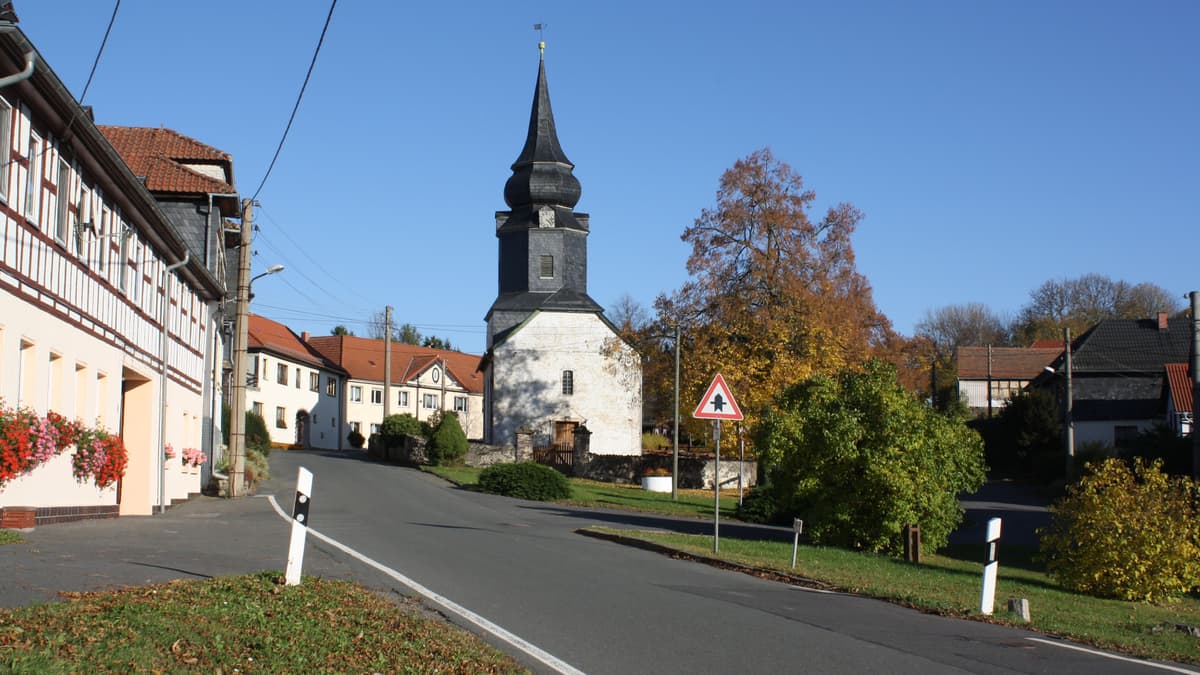 Dorfansicht mit Kirche