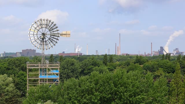 Windrad und Koksbrechturm