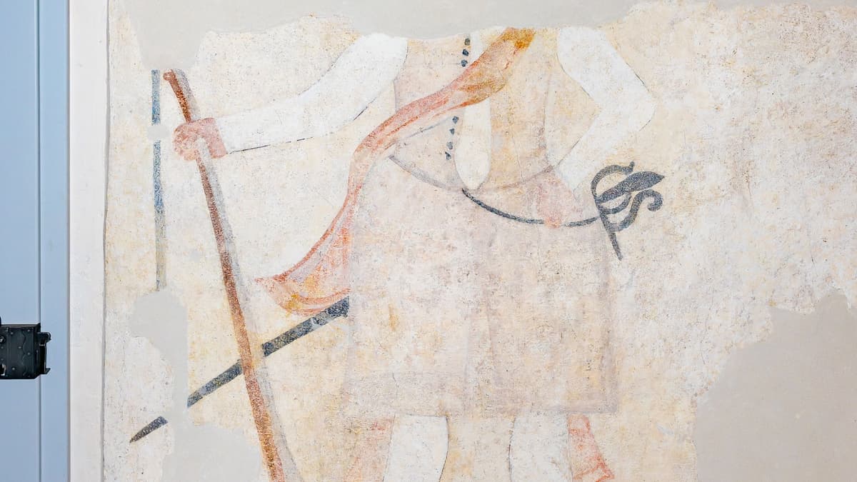Türwächterfigur im Erdgeschoss