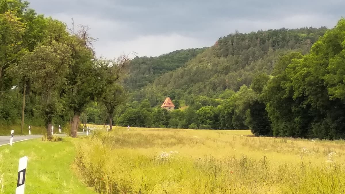 St. Nikolaus Leutra, von weitem sichtbar im Leutratal