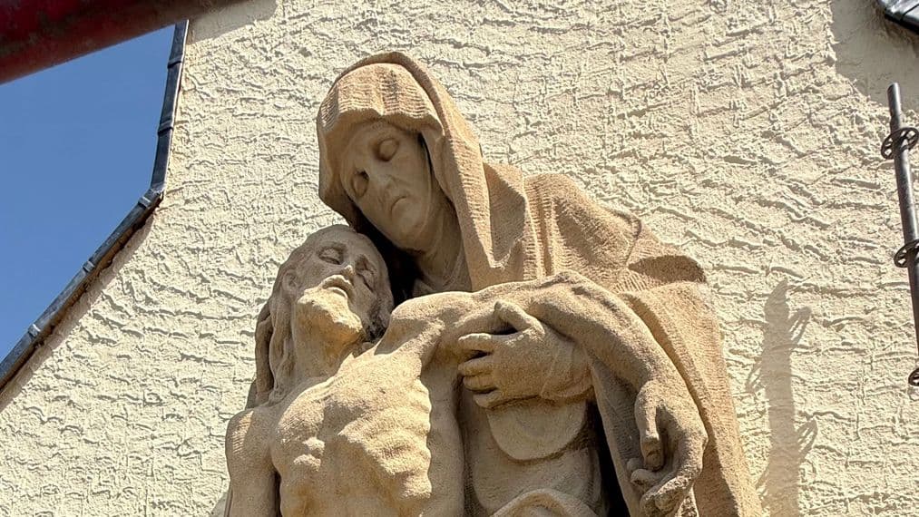 Restaurierte Pieta an der Hauptfassade