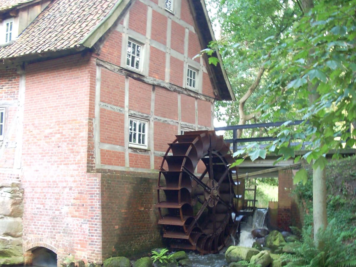 Westansicht mit Wasserrad
