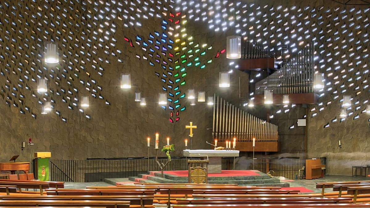Innenraum der Kath. Kirche Zum Heiligen Kreuz, Düsseldorf-Rath