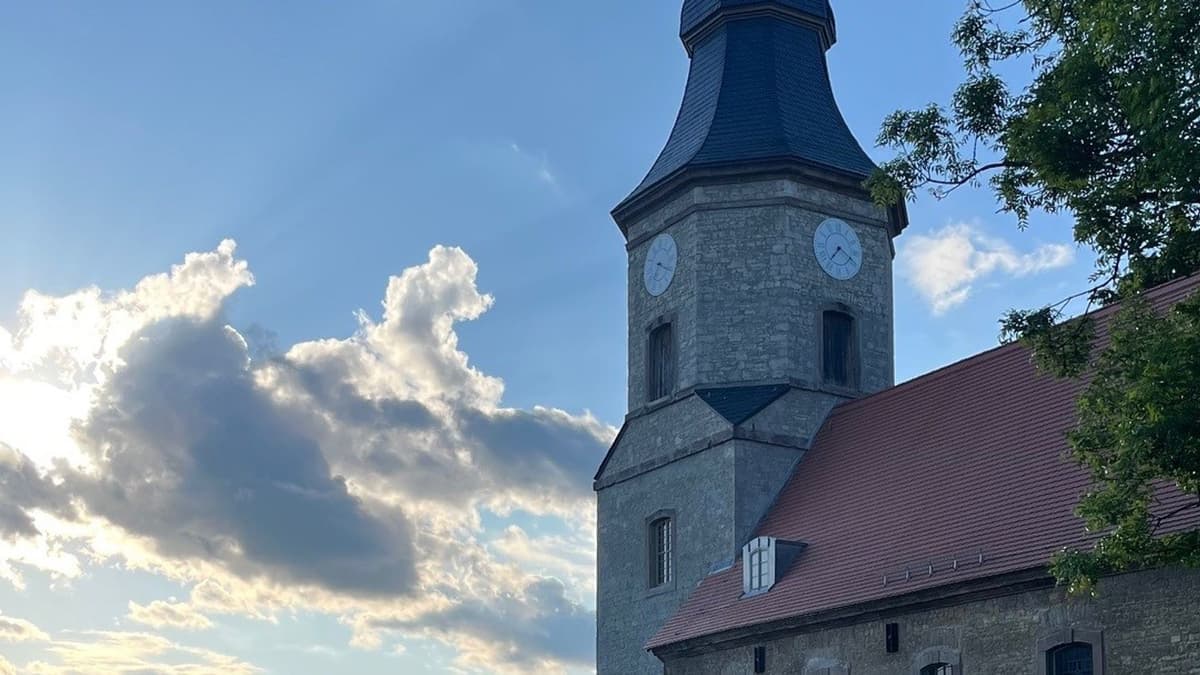 Die Zeiger der Turmuhr drehen sich wieder!