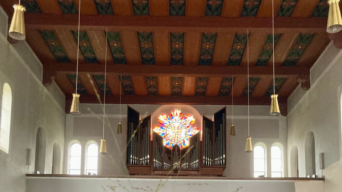 Blick auf Orgel und Rosette