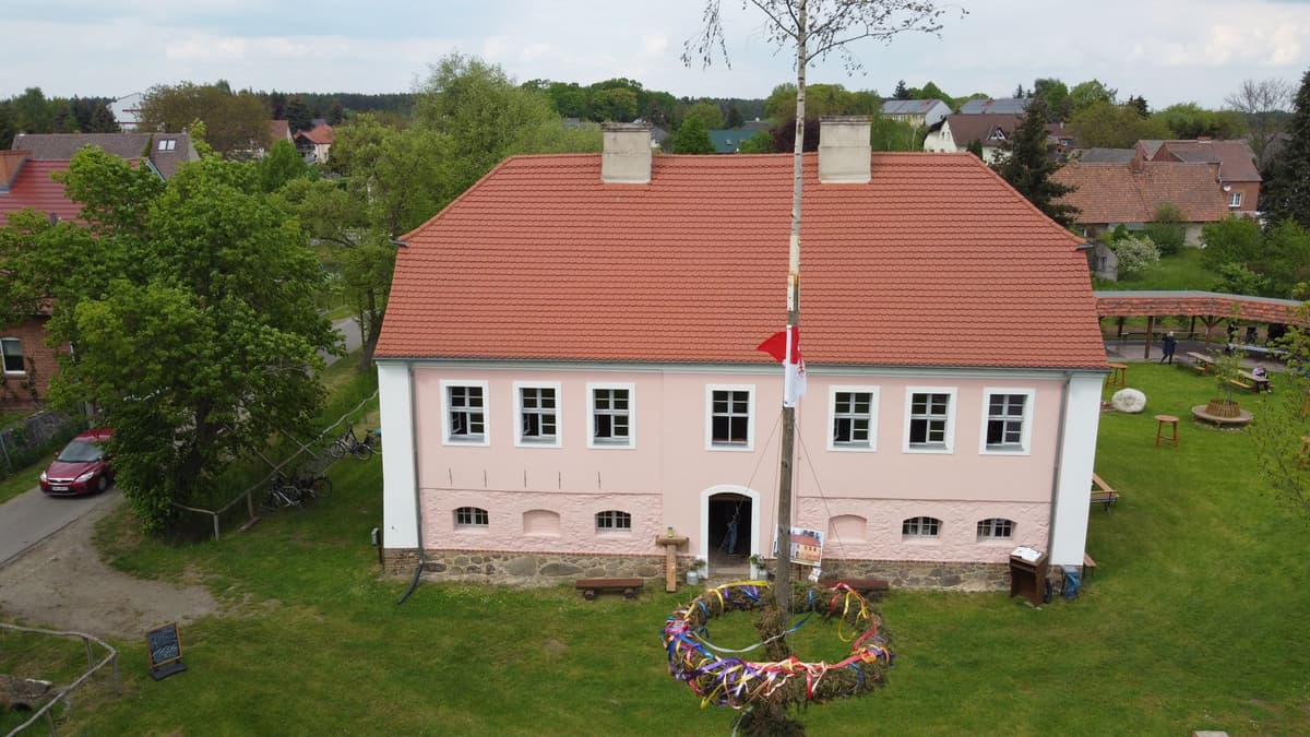 Pfarrhaus mit Maibaum