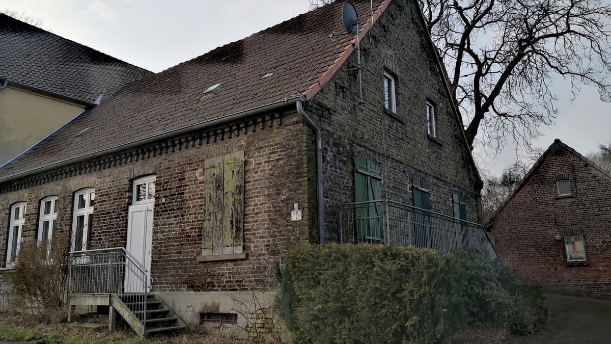 Zugang zur Alten Schule mit Scheune