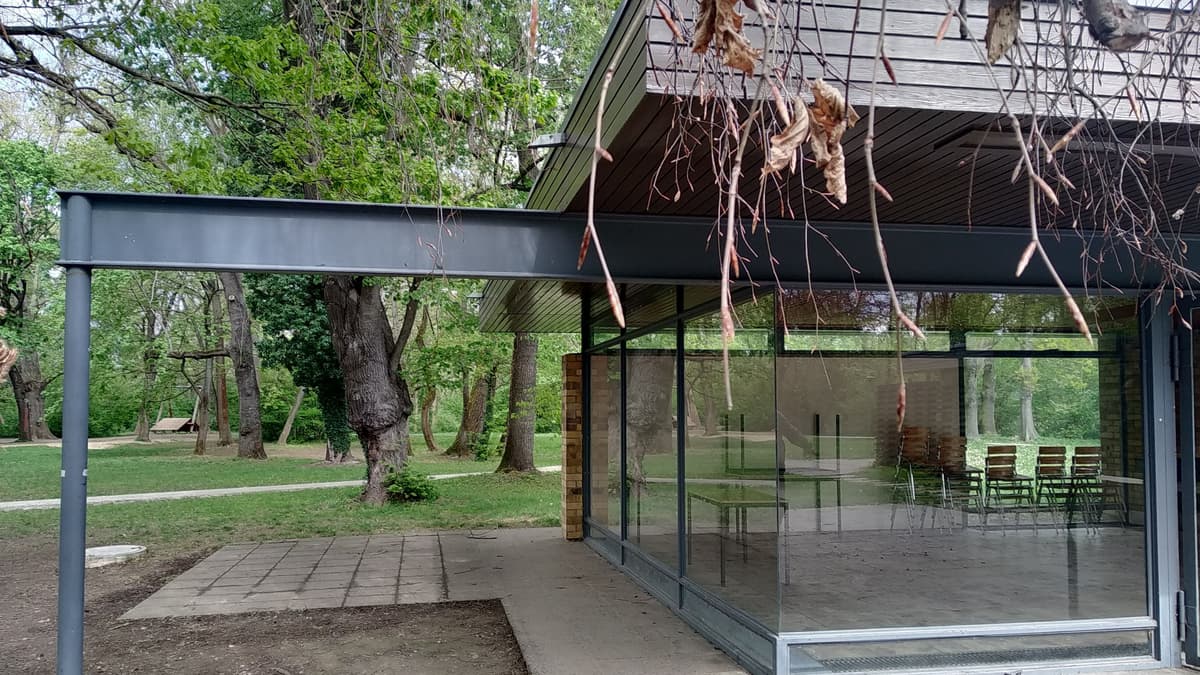 Glashaus im Paradies - gläserne Ecke und Spider-Leg