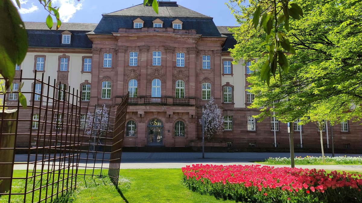 Dienstgebäude Front