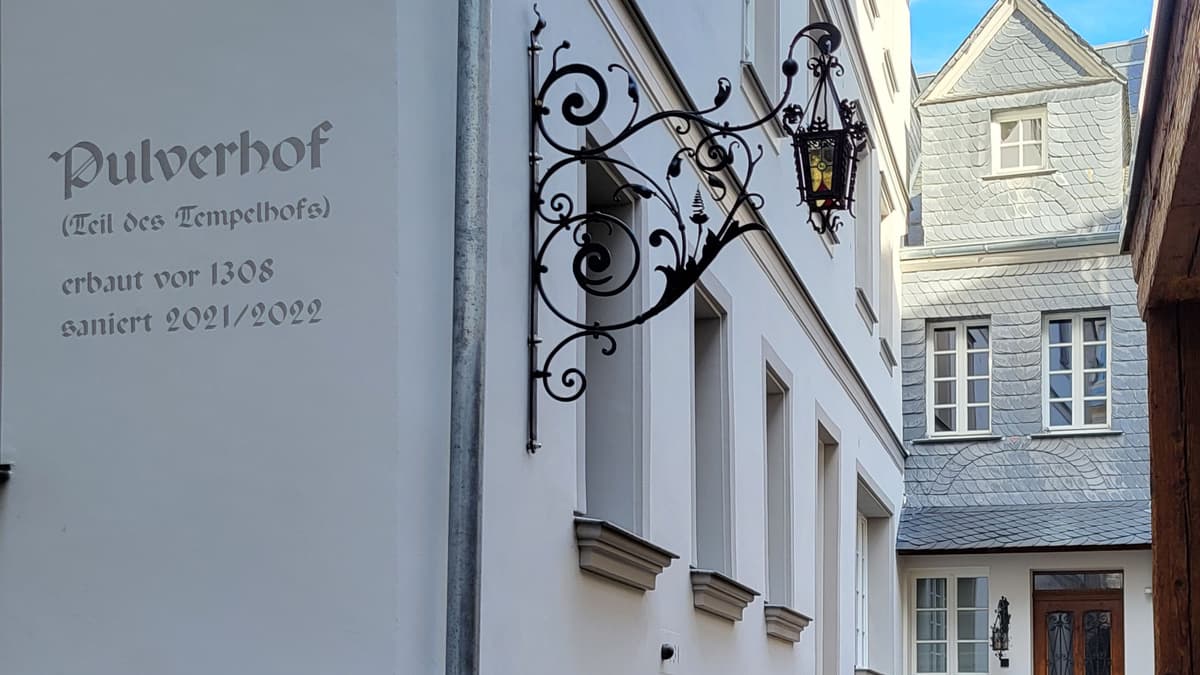 Fassade mit Beschriftung