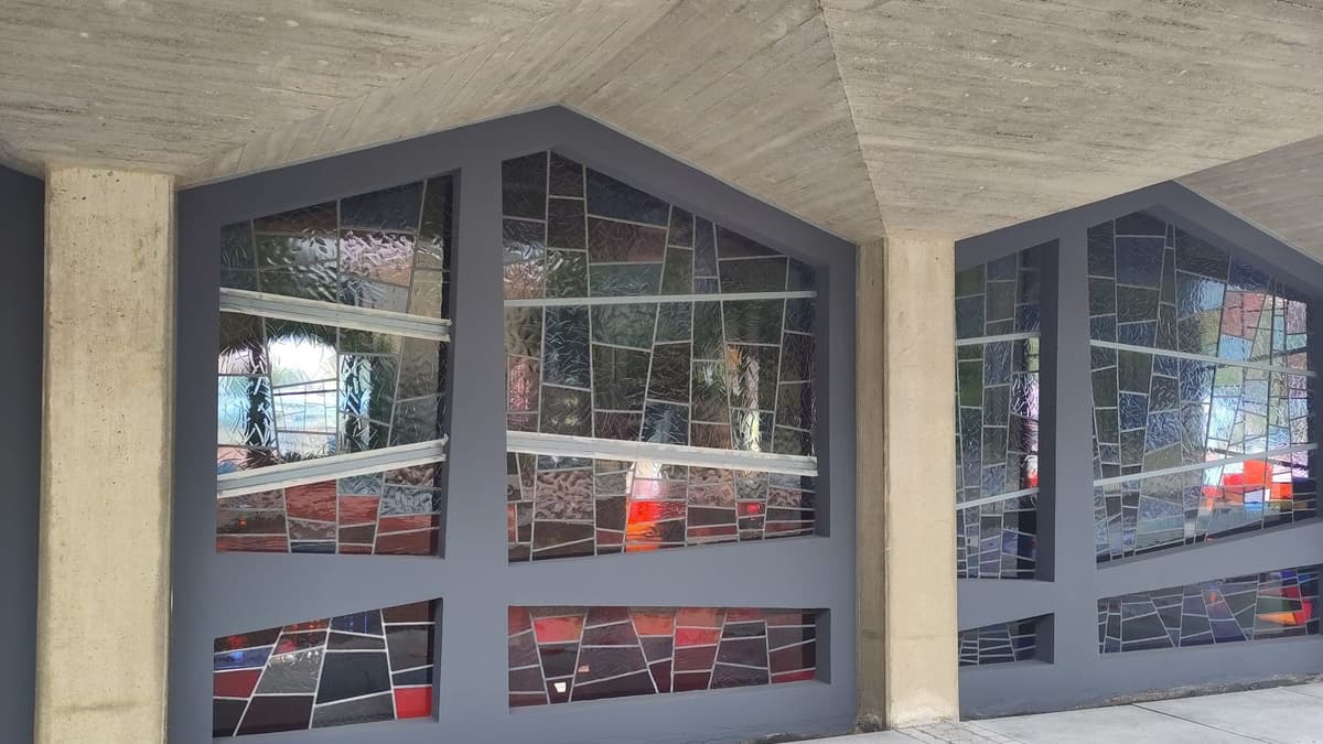 Die Mosaikfenster der ehem. Trauerhalle| Fritz Bauer Bibliothek