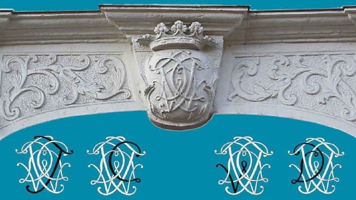 Spiegelmonogramm des Grafen Johann Casimir von Dallwitz über dem Portal des Ponickauhauses
