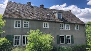 Vorderansicht des alten Pfarrhaus