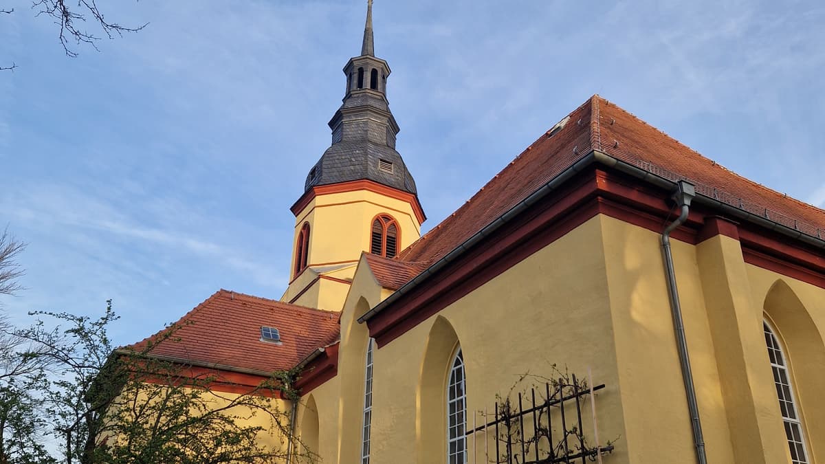 Kirche mit neuem Glanz - helle weiße neue Fenster