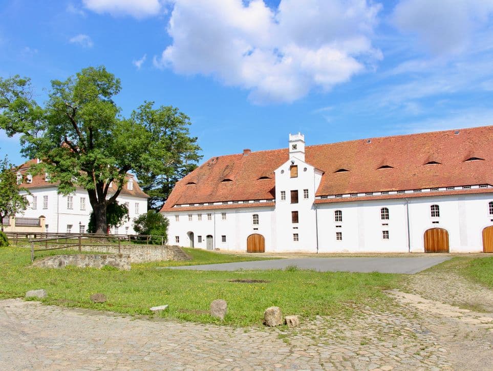 Zinzendorf-Schloss und Speichergebäude von 1800